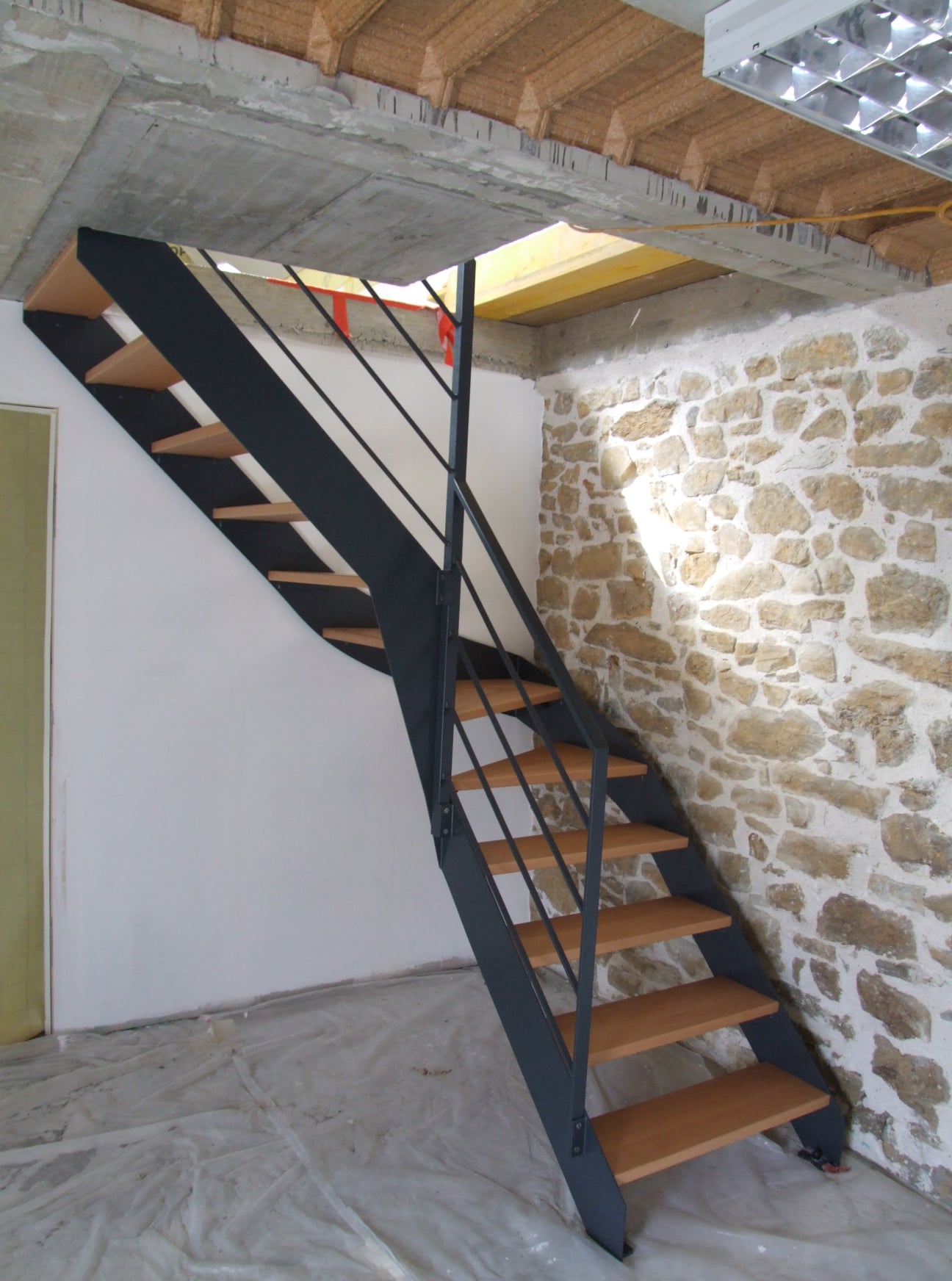 Escalier 1/4 tournant, marches hêtre :