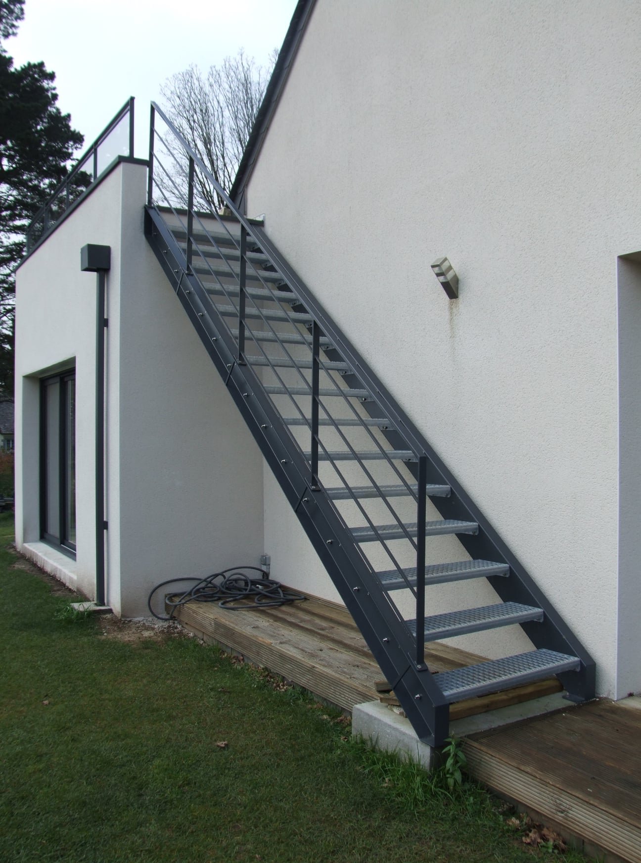 Escalier extérieur, garde-corps vitrés en terrasse