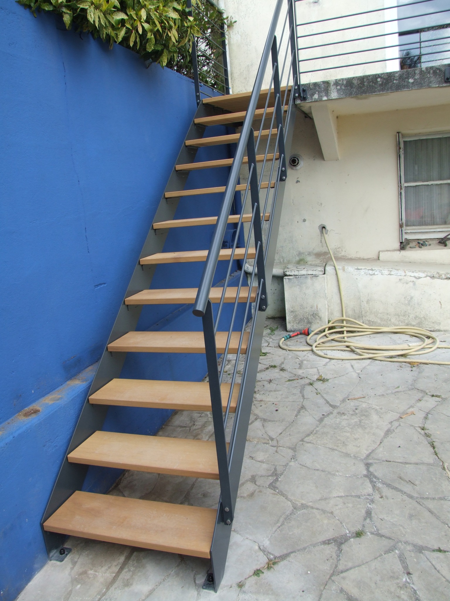 Escalier extérieur avec palier d’arrivée, marches en iroko :…